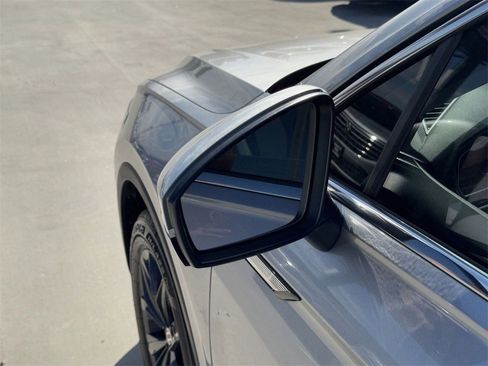 Used 2024 Volkswagen Tiguan SE image 8