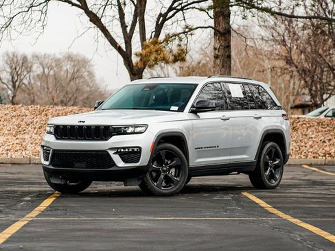 Used 2024 Jeep Grand Cherokee Limited w/ Black Appearance Package image 1