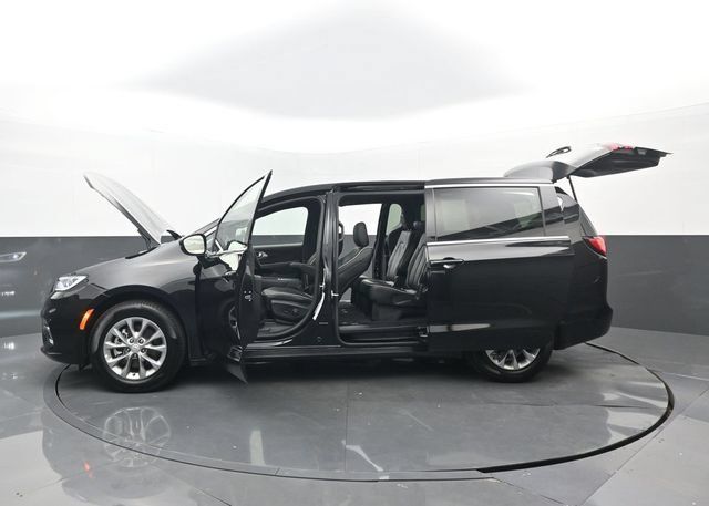 Used 2026 Chrysler Pacifica Limited FWD image 35