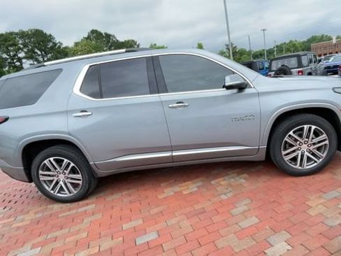 Used 2023 Chevrolet Traverse High Country FWD image 2