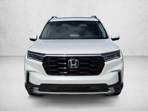 Used 2025 Honda Pilot Touring image 2