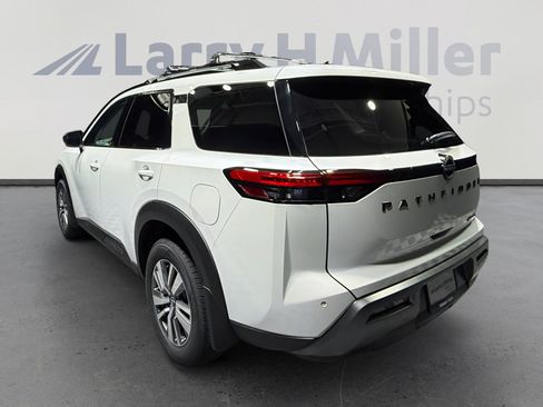 New 2026 Nissan Pathfinder SL image 3