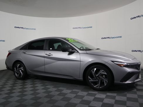 Used 2025 Hyundai Elantra Sport FWD image 4