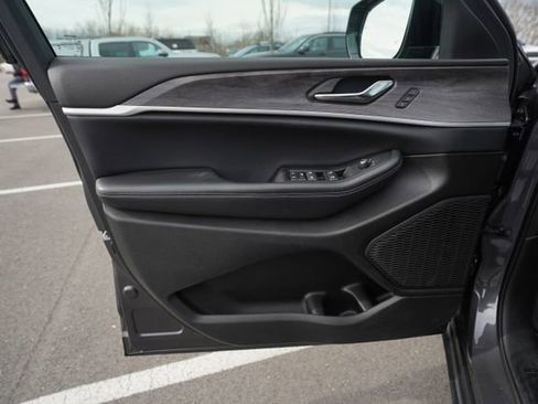 Used 2024 Jeep Grand Cherokee Limited image 13