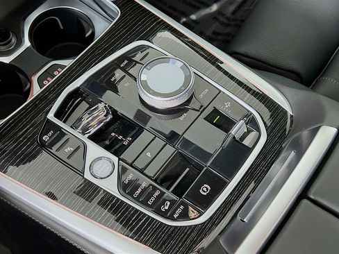 Used 2025 BMW X7 M60i image 17