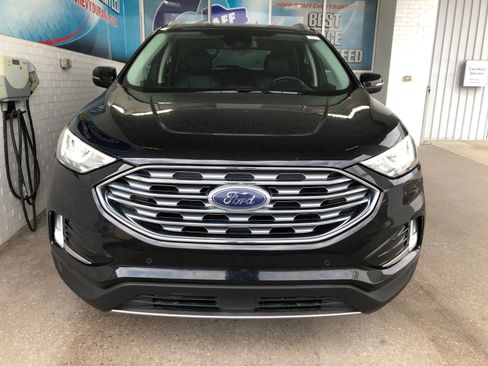 Used 2020 Ford Edge Titanium w/ Class II Trailer Tow Package AWD/4WD image 2