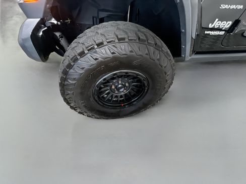 Used 2019 Jeep Wrangler Unlimited Sahara w/ Uconnect 4C Nav & Sound Group AWD/4WD image 14