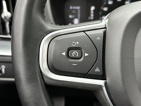 Used 2019 Volvo XC60 T6 Momentum w/ Premium Package image 23