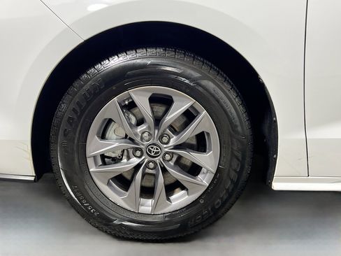Used 2024 Toyota Sienna LE image 14