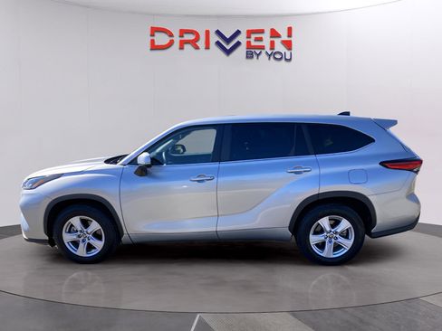 Used 2023 Toyota Highlander L image 3