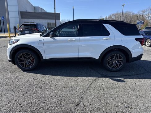 New 2026 Ford Explorer ST-Line w/ ST-Line Street Pack image 4
