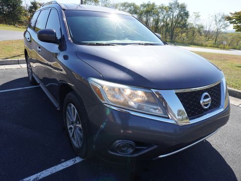 Used 2013 Nissan Pathfinder SV image 3