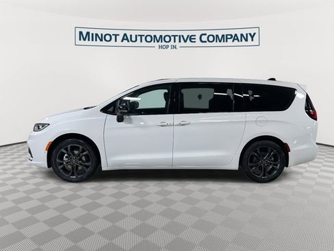 New 2026 Chrysler Pacifica Select image 5