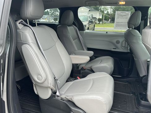 Used 2025 Toyota Sienna XLE w/ XLE Plus Package AWD/4WD image 11