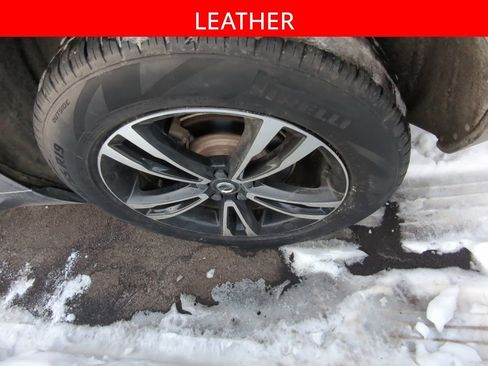 Used 2019 Volvo XC60 T5 Momentum w/ Premium Package image 5