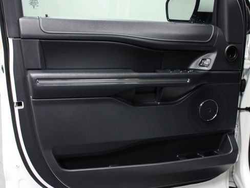 Used 2024 Ford Expedition XLT image 11
