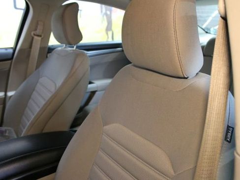 Used 2018 Ford Fusion SE FWD image 18