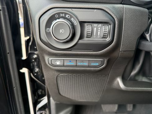 Used 2022 Jeep Wrangler Unlimited Sahara AWD/4WD image 26