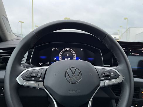 Used 2025 Volkswagen Jetta SE image 27