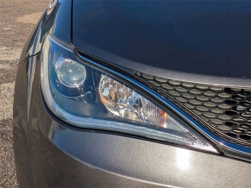 Used 2020 Chrysler Pacifica Touring image 10