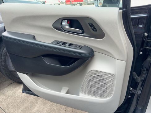 Used 2021 Chrysler Pacifica Touring-L image 12