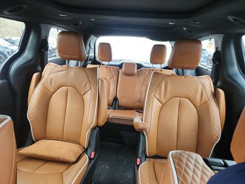 Used 2024 Chrysler Pacifica Pinnacle image 3