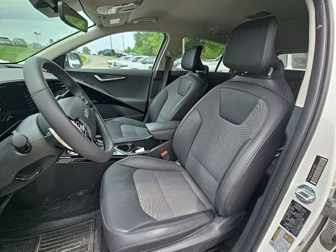 Used 2024 Kia Niro EX FWD image 14