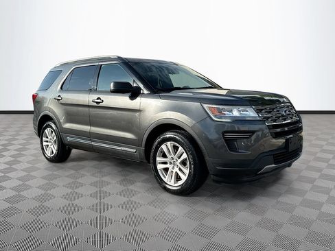 Used 2018 Ford Explorer XLT AWD/4WD image 4