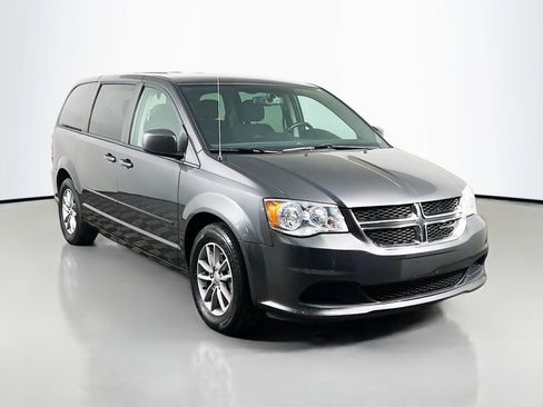 Used 2016 Dodge Grand Caravan SE image 3