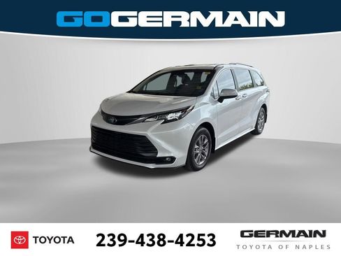 Used 2025 Toyota Sienna XLE image 1
