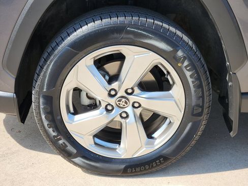 Used 2021 Toyota RAV4 XLE Premium AWD/4WD image 10
