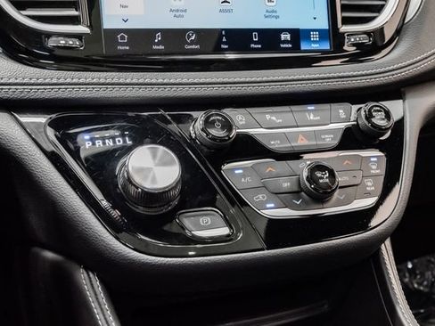 Used 2025 Chrysler Pacifica Limited FWD image 21