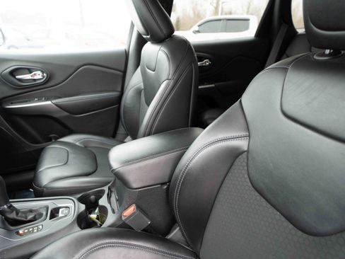 Used 2019 Jeep Cherokee Latitude Plus w/ Cold Weather Group image 10