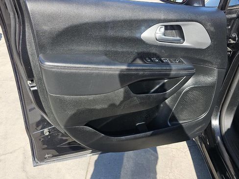 Used 2018 Chrysler Pacifica Touring-L w/ Advanced Safetytec Group FWD image 16