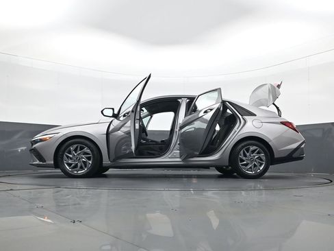 Certified 2024 Hyundai Elantra SEL image 34