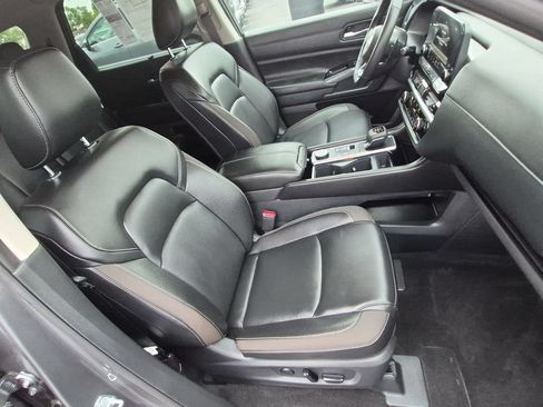 Used 2025 Nissan Pathfinder SL AWD/4WD image 29