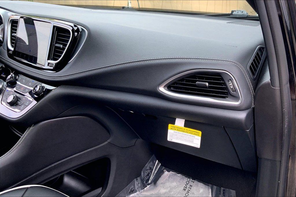 Used 2026 Chrysler Pacifica Limited FWD image 15