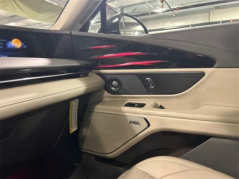 Used 2025 Lincoln Nautilus Reserve image 20