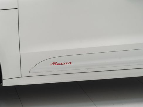 Certified 2026 Porsche Macan AWD/4WD image 13