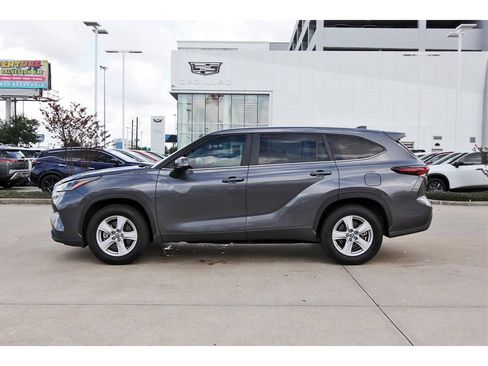 Used 2024 Toyota Highlander XLE image 3