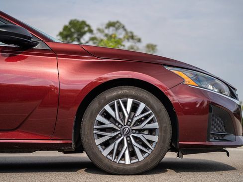 Used 2025 Nissan Altima 2.5 SV FWD image 9