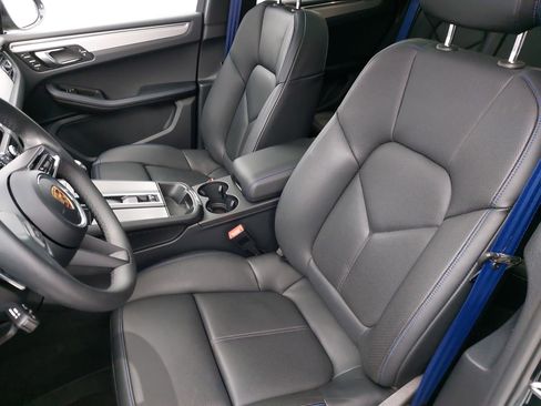 Certified 2025 Porsche Macan image 5