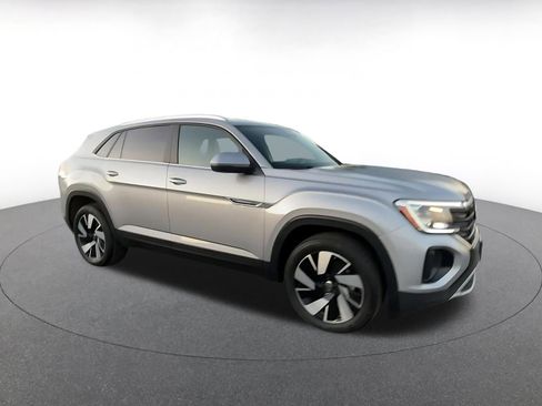 Used 2025 Volkswagen Atlas Cross Sport SE image 2