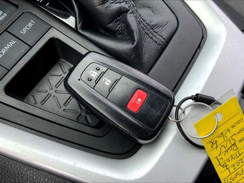 Used 2021 Toyota RAV4 XLE FWD image 15