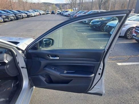 Used 2024 Nissan Altima 2.5 SV FWD image 14