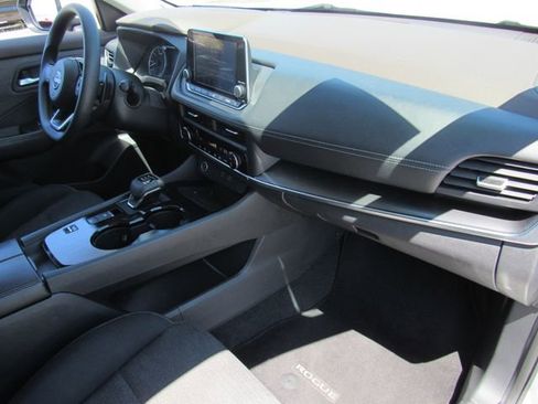 Used 2023 Nissan Rogue SV FWD image 11