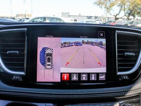 Used 2023 Chrysler Pacifica Limited w/ S Appearance Package image 27