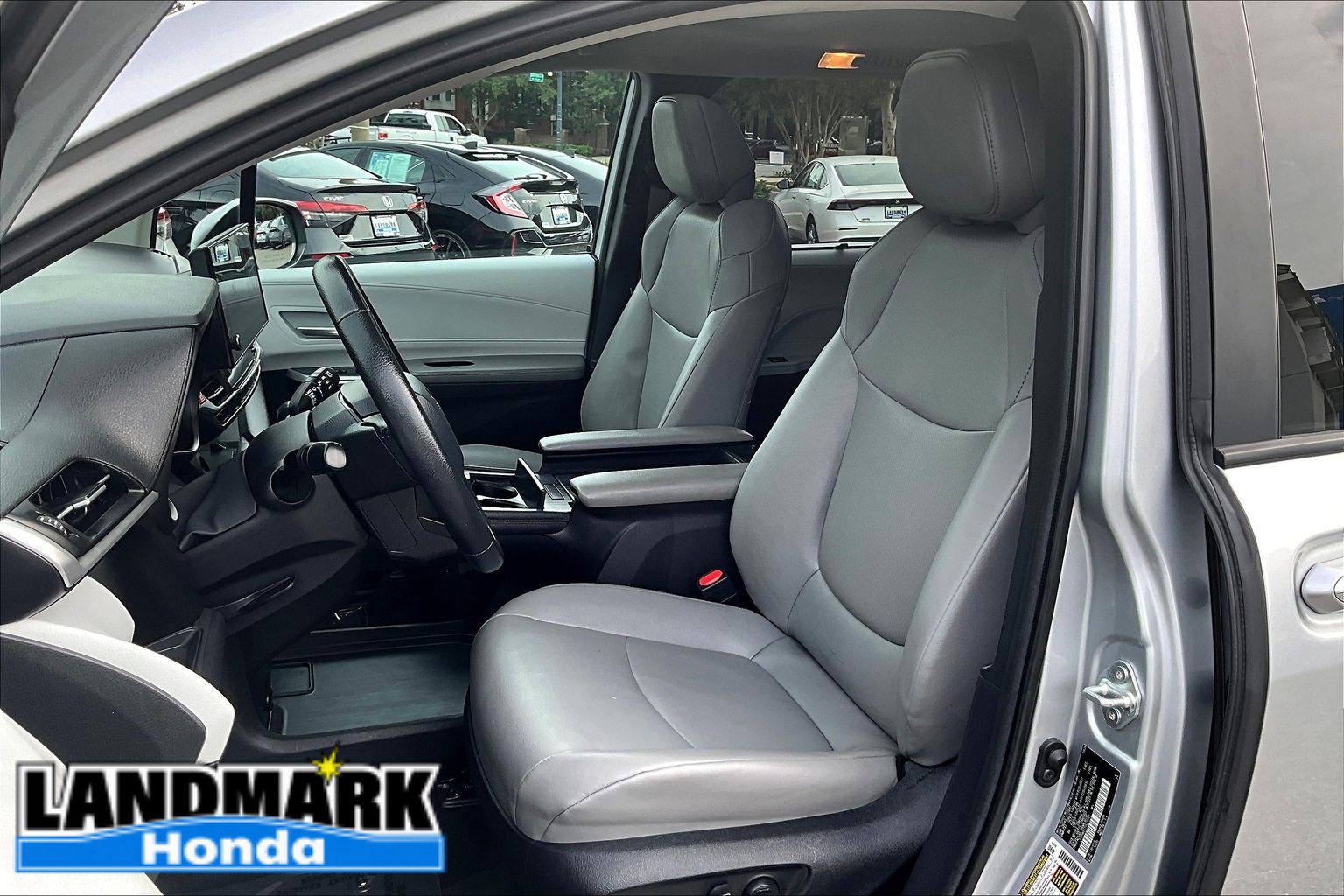 Used 2025 Toyota Sienna XLE FWD image 27