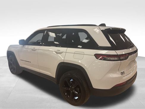 Used 2023 Jeep Grand Cherokee Altitude image 5