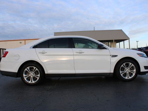 Used 2017 Ford Taurus SE image 3